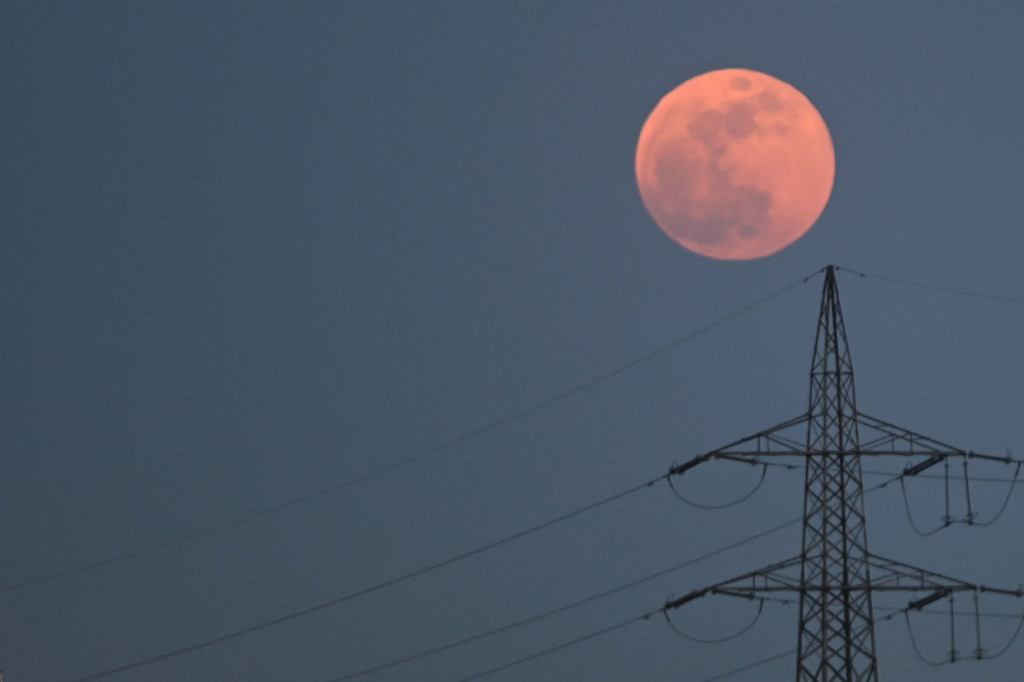 Super Blood Moon terlihat di langit New Delhi, India.