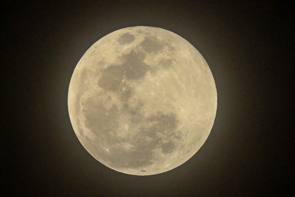 Gerhana bulan merah darah atau super blood moon di Singapura.