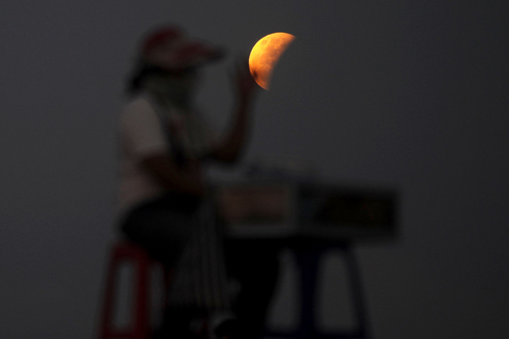 Warga menikmati fenomena super blood moon di Pantai Sanur, Denpasar, Bali.