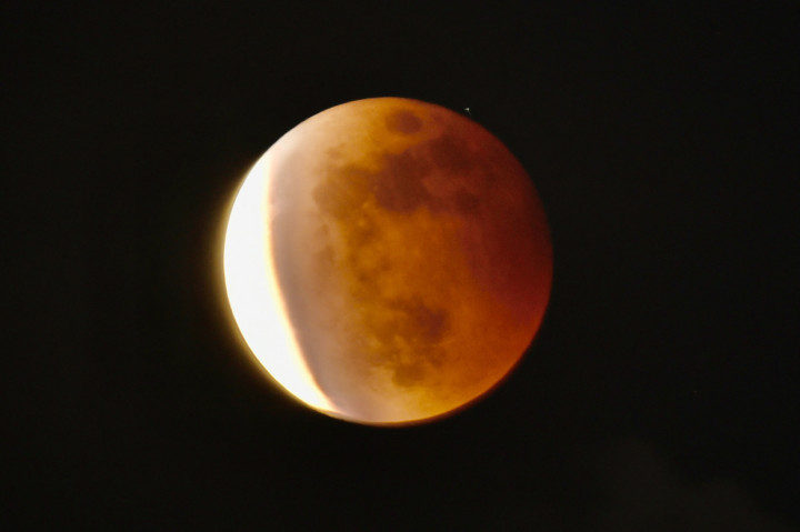 Potret gerhana bulan merah darah atau super blood moon di Taipei.