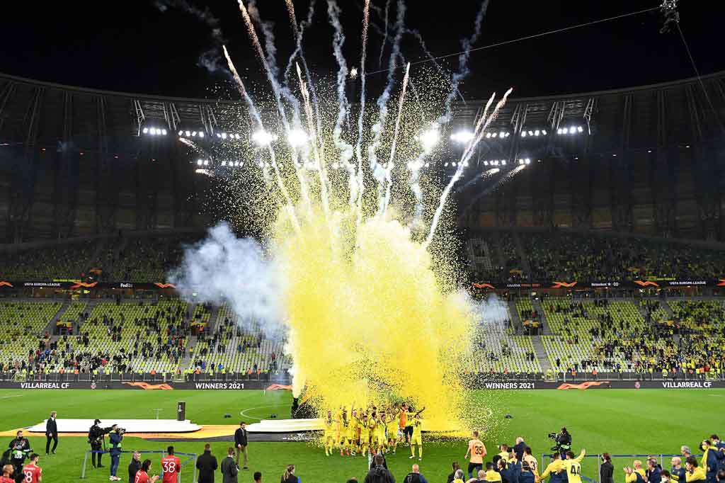 Para pemain Villarreal berselebrasi dengan trofi setelah memenangkan pertandingan sepak bola final Liga Eropa UEFA antara melawan Manchester United di Stadion Gdansk di Gdansk pada Kamis, 27 Mei 2021.