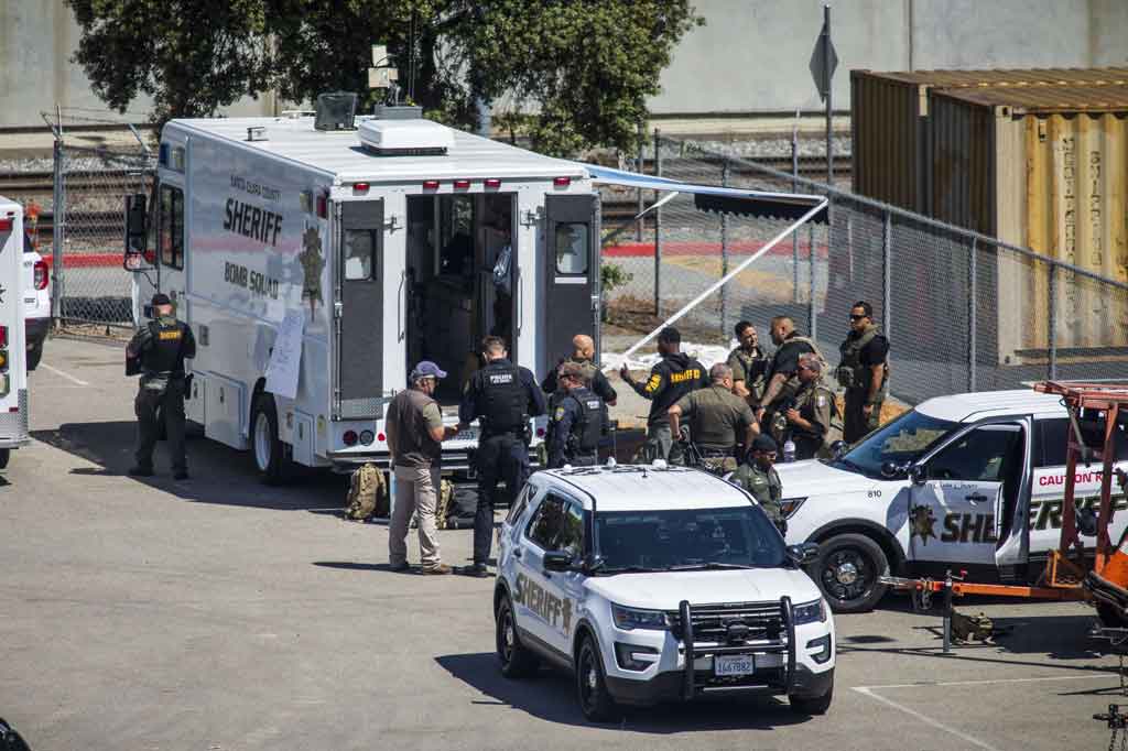 Seorang karyawan menembak mati sedikitnya delapan rekan kerjanya di halaman kereta komuter di California pada hari Rabu, 26 Mei 2021 waktu setempat. 