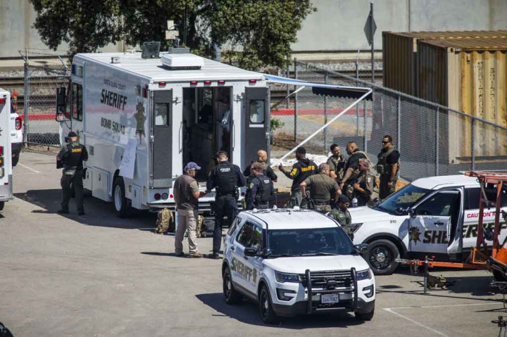 Seorang karyawan menembak mati sedikitnya delapan rekan kerjanya di halaman kereta komuter di California pada hari Rabu, 26 Mei 2021 waktu setempat. 