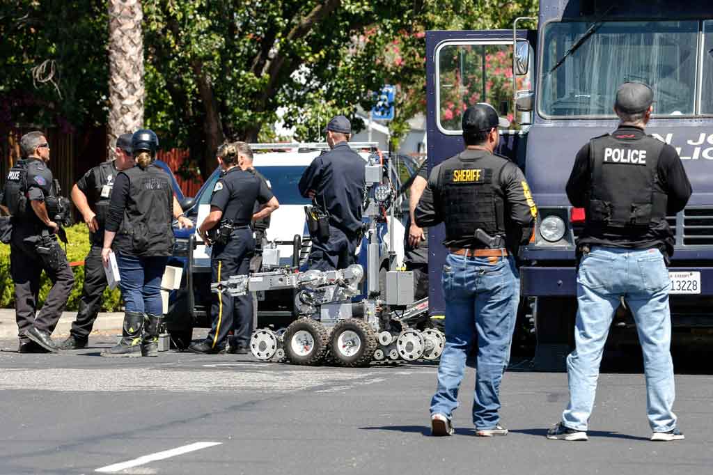 Tersangka juga meninggal di tempat, sementara beberapa lainnya menderita luka berat dalam insiden di halaman pemeliharaan kereta api (Valley Transportation Authority/VTA) di San Jose, sebelah selatan San Francisco.