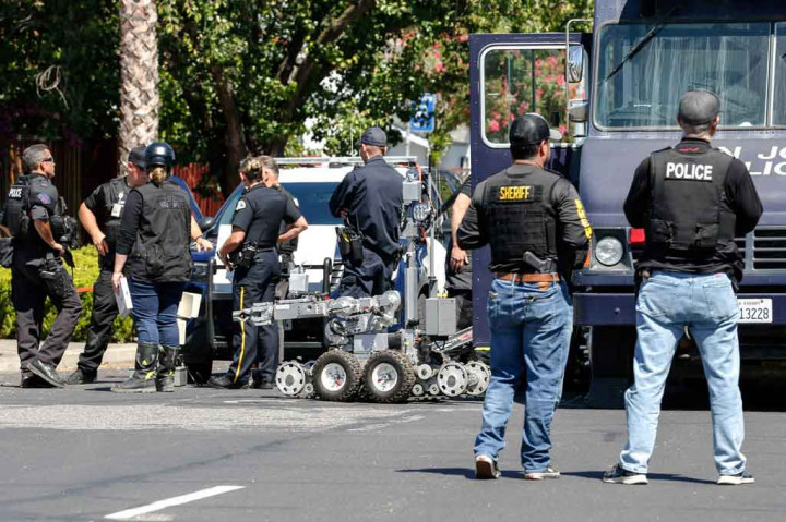 Tersangka juga meninggal di tempat, sementara beberapa lainnya menderita luka berat dalam insiden di halaman pemeliharaan kereta api (Valley Transportation Authority/VTA) di San Jose, sebelah selatan San Francisco.