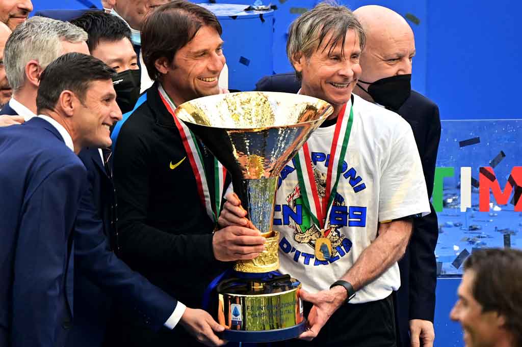 Menurut laporan laman Football Italia, Inter harus membayar biaya kompensasi sebesar tujuh juta euro (sekira Rp121,9 miliar) kepada Conte mengingat ia masih punya kontrak hingga Juni 2022.