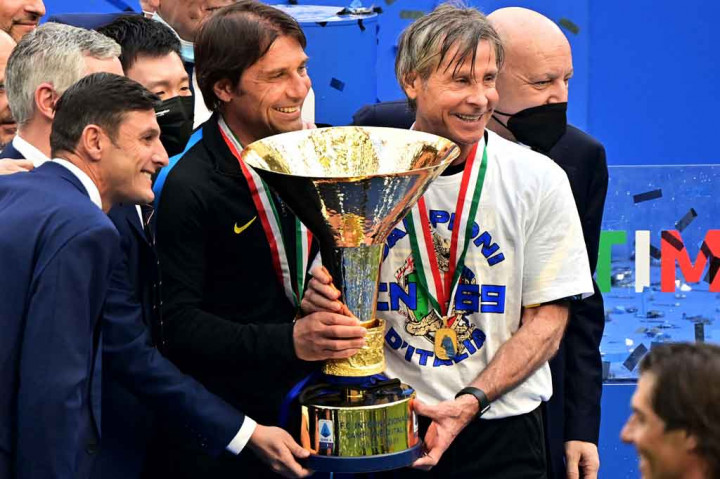 Menurut laporan laman Football Italia, Inter harus membayar biaya kompensasi sebesar tujuh juta euro (sekira Rp121,9 miliar) kepada Conte mengingat ia masih punya kontrak hingga Juni 2022.