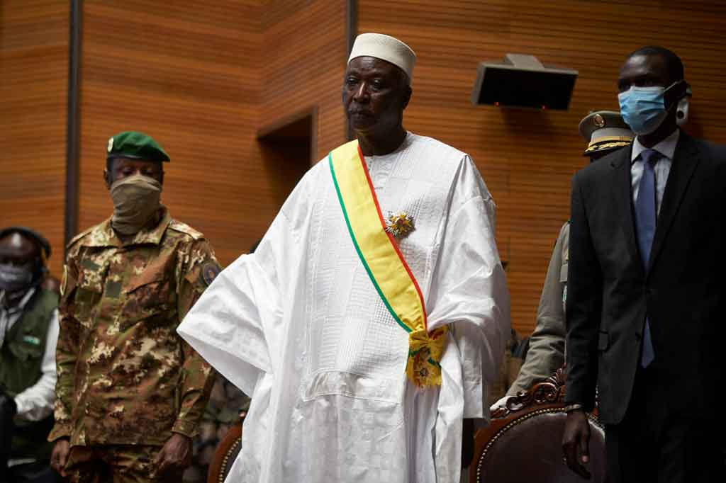 Di New York, Dewan Keamanan PBB mengutuk keras penggulingan dan penangkapan Presiden Bah Ndaw dan Perdana Menteri Moctar Ouane, dan menyerukan untuk kembali ke pemerintahan sipil - tetapi tidak membahas tindakan hukuman.