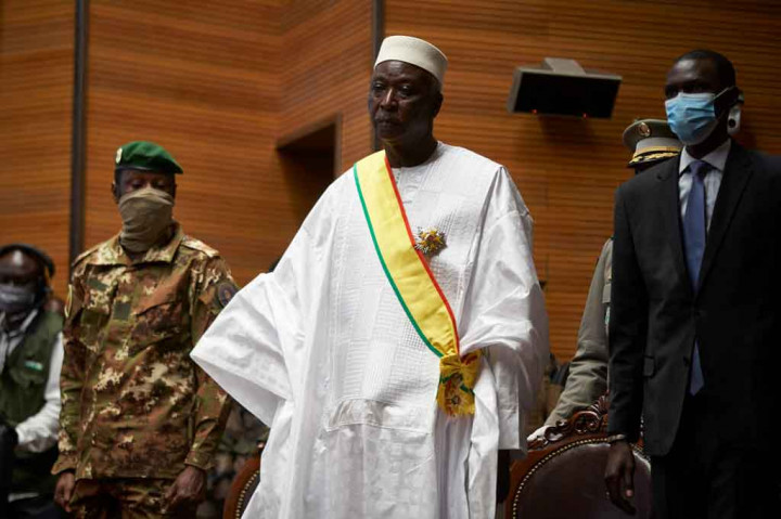 Di New York, Dewan Keamanan PBB mengutuk keras penggulingan dan penangkapan Presiden Bah Ndaw dan Perdana Menteri Moctar Ouane, dan menyerukan untuk kembali ke pemerintahan sipil - tetapi tidak membahas tindakan hukuman.