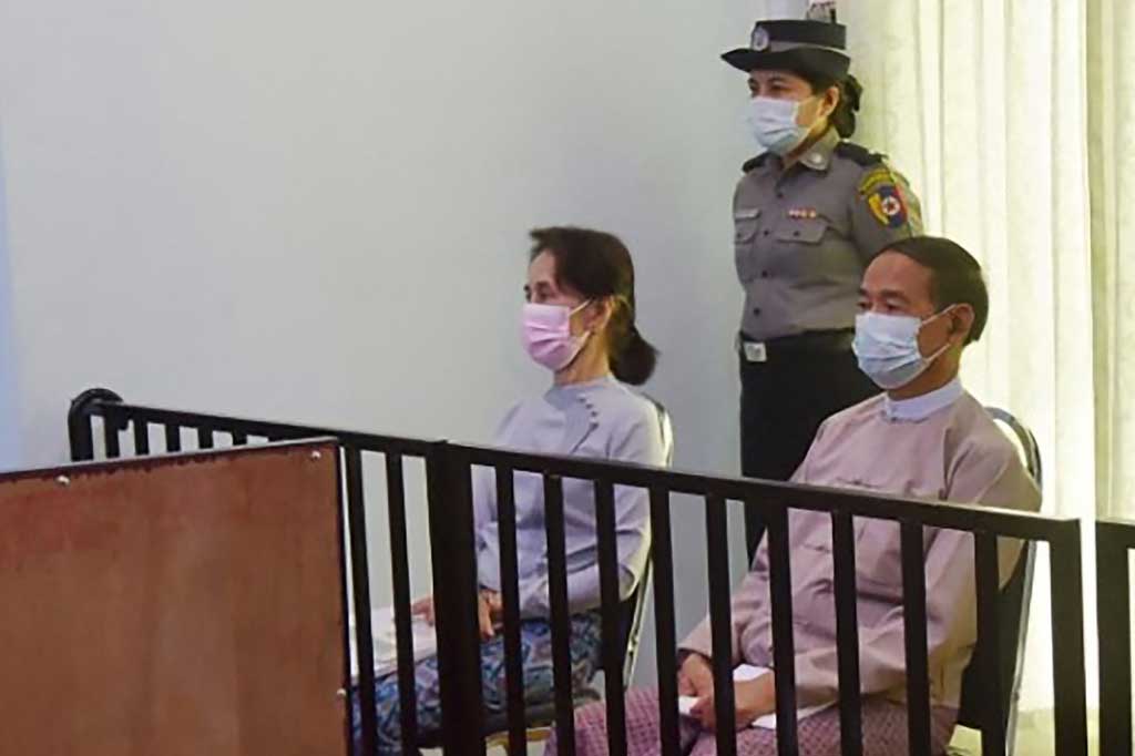 Pemimpin Myanmar yang digulingkan Aung San Suu Kyi muncul secara langsung di sidang pengadilan pada Senin, 24 Mei 2021. Ini penampilan Suu Kyi untuk pertama kalinya sejak pemerintahannya digulingkan oleh militer dalam kudeta 1 Februari. Suu Kyi dihadirkan di pengadilan bersama Presiden Win Myint. Foto-foto Suu Kyi baru dipublikasikan pada Rabu, 26 Mei 2021.