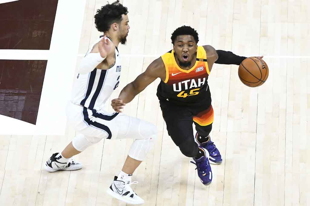 Donovan Mitchell yang kembali ke lineup untuk memimpin serangan Jazz berhasil mengumpulkan 25 poin, melepaskan lima lemparan tiga angka dalam 10 percobaan.