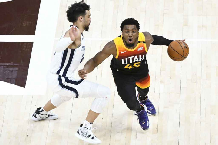 Donovan Mitchell yang kembali ke lineup untuk memimpin serangan Jazz berhasil mengumpulkan 25 poin, melepaskan lima lemparan tiga angka dalam 10 percobaan.