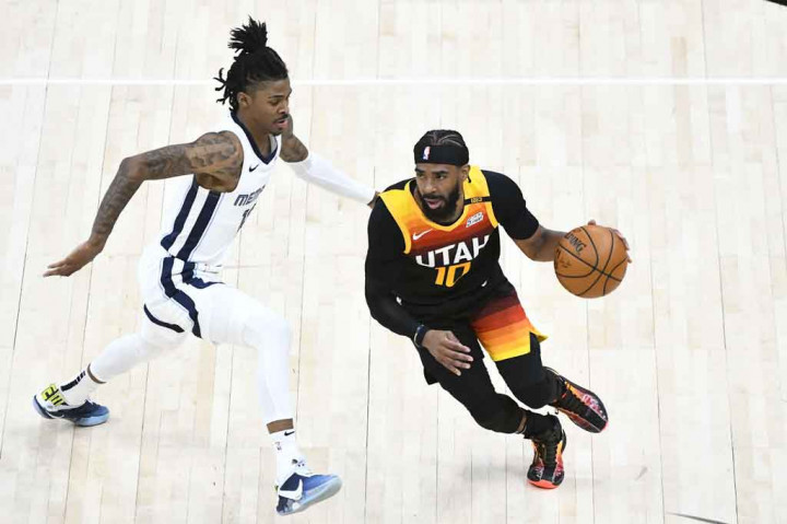 Sementara rekan setimnya Mike Conley mencatatkan double-double serta memperoleh 20 poin dan 15 assist. Selain itu, beberapa pemain Utah lainnya turut mencetak dua digit angka, diantaranya Bojan Bogdanovic (18 poin), Clarkson (16 poin), Royce O'Neale (14 poin) dan Ingles (14 poin).