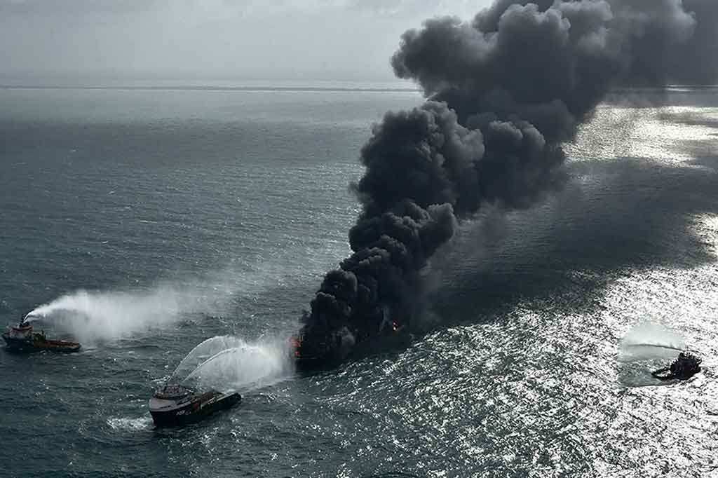 Pihak berwenang Sri Lanka, Rabu, 26 Mei 2021, bertempur untuk memadamkan api yang berkobar selama seminggu di kapal kontainer yang sarat dengan bahan kimia untuk menghindari potensi bencana lingkungan laut.