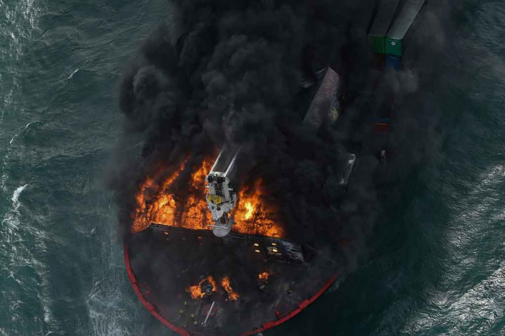 Angin kencang yang terkait dengan topan yang menghantam India timur menghambat upaya untuk memadamkan kobaran api saat asap hitam membubung dari MV X-Press Pearl.