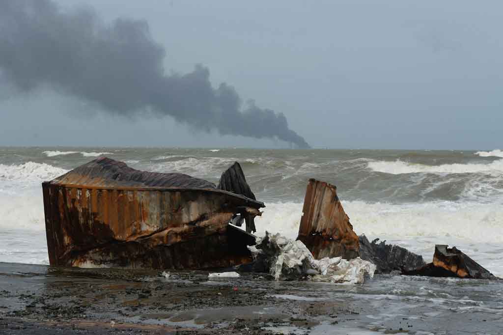 Delapan dari hampir 1.500 kontainernya jatuh ke laut pada Selasa, 25 Mei 2021, salah satunya terdampar di pantai wisata Negombo 40 kilometer (25 mil) utara Kolombo.