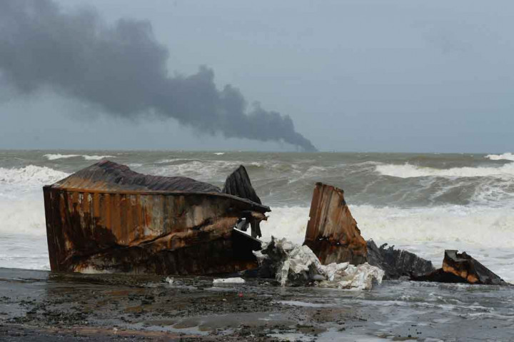 Delapan dari hampir 1.500 kontainernya jatuh ke laut pada Selasa, 25 Mei 2021, salah satunya terdampar di pantai wisata Negombo 40 kilometer (25 mil) utara Kolombo.