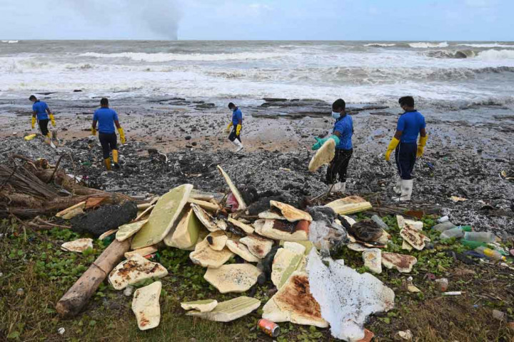 Tentara Angkatan Laut Sri Lanka mengevakuasi puing-puing akibat kebakaran kapal kontainer MV X-Press Pearl, di lepas pantai Pelabuhan Kolombo, Kamis, 27 Mei 2021.