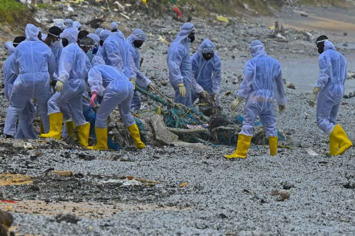 Tentara Angkatan Laut Sri Lanka mengevakuasi puing-puing akibat kebakaran kapal kontainer MV X-Press Pearl, di lepas pantai Pelabuhan Kolombo, Kamis, 27 Mei 2021.