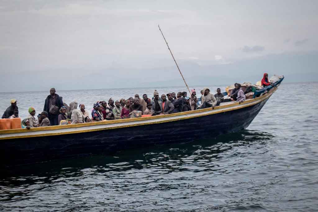 Banyak orang lainnya juga pergi mengungsi dengan perahu-perahu besar melintasi danau yang berbatasan dengan kota berpenduduk dua juta itu.