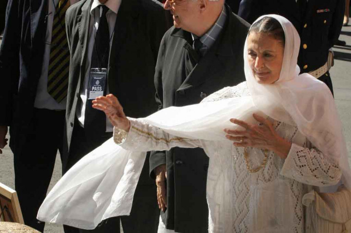 Elegan hingga yang terakhir dan selalu berpakaian putih, penari yang dikenal di Italia hanya sebagai 'La Fracci' meninggal di Milan setelah menderita tumor selama beberapa waktu, lapor surat kabar La Repubblica.