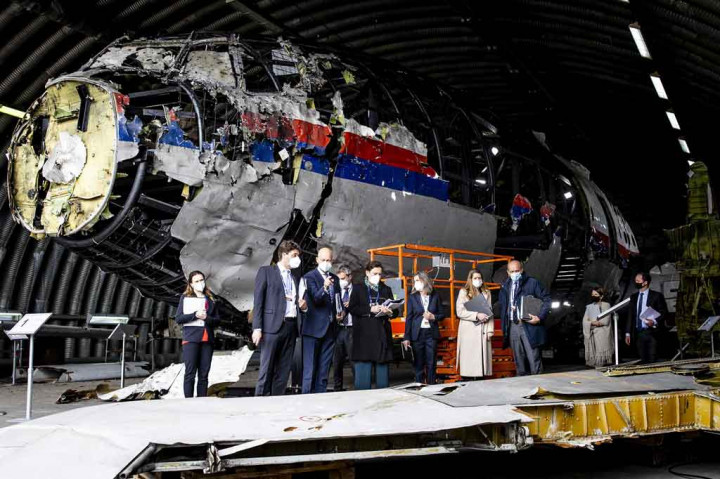 Para hakim Belanda mengunjungi puing-puing pesawat Malaysia Airlines MH17 di Pangkalan Udara militer Gilze-Rijen pada Rabu, 26 Mei 2021 waktu setempat. Itu merupakan kunjungan pertama para hakim sebelum mengadili empat tersangka dalam kecelakaan tersebut.