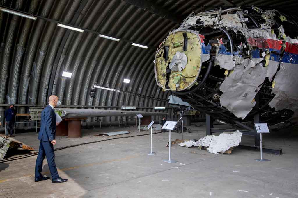 Sobekan bagian depan pesawat, yang ditembak jatuh tahun 2014 di Ukraina yang mengakibatkan 298 orang meninggal, telah direkonstruksi di Lanud Gilze-Rijen di Belanda.

 Puing-puing itu disatukan setelah diangkut kembali dari Ukraina timur yang dilanda perang dengan kereta api dan pesawat ke pangkalan angkatan udara di Belanda.