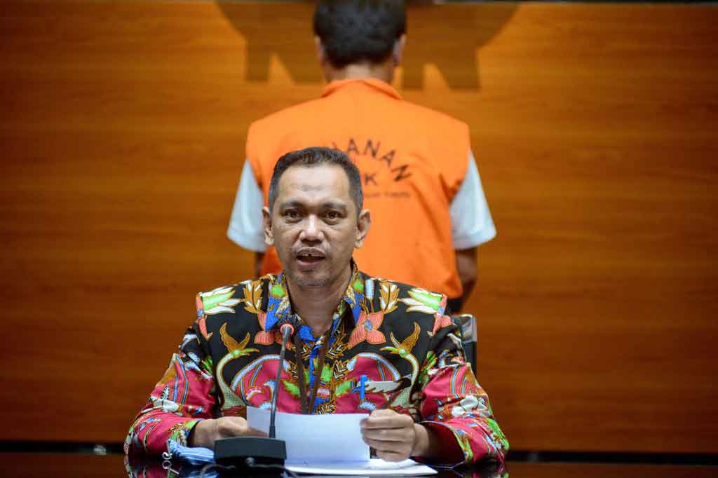 Komisi Pemberantasan Korupsi (KPK) menahan mantan Direktur Utama Perumda Pembangunan Sarana Jaya Yoory Corneles Pinontoan. Yoory resmi diumumkan sebagai tersangka dalam kasus dugaan korupsi pengadaan tanah di Munjul, Jakarta Timur, Tahun Anggaran 2019.