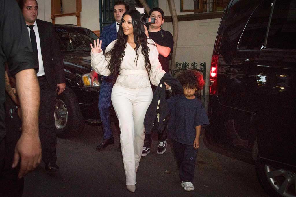 Sebuah trailer teaser 'KUWTK' mengungkapkan Saint, salah satu anak Kim, telah dites dan dinyatakan terinfeksi covid-19. Kim mengatakan Saint dinyatakan positif setelah sempat belajar di sekolah, dan dia benar-benar khawatir karena Saint banyak menangis dan batuk. Alhasil, Kim dan tiga anaknya yang lain turut tertular.