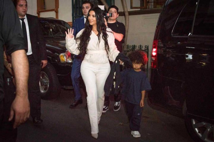 Sebuah trailer teaser 'KUWTK' mengungkapkan Saint, salah satu anak Kim, telah dites dan dinyatakan terinfeksi covid-19. Kim mengatakan Saint dinyatakan positif setelah sempat belajar di sekolah, dan dia benar-benar khawatir karena Saint banyak menangis dan batuk. Alhasil, Kim dan tiga anaknya yang lain turut tertular.