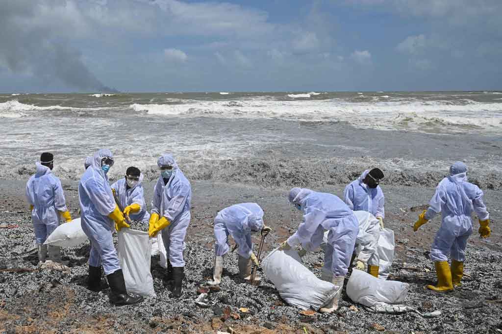Berton-ton butiran plastik hangus dari kapal kontainer yang terbakar hanyut ke pantai dekat ibu kota Sri Lanka pada Jumat, 28 Mei 2021.