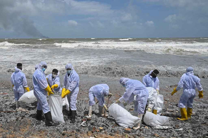 Berton-ton butiran plastik hangus dari kapal kontainer yang terbakar hanyut ke pantai dekat ibu kota Sri Lanka pada Jumat, 28 Mei 2021.