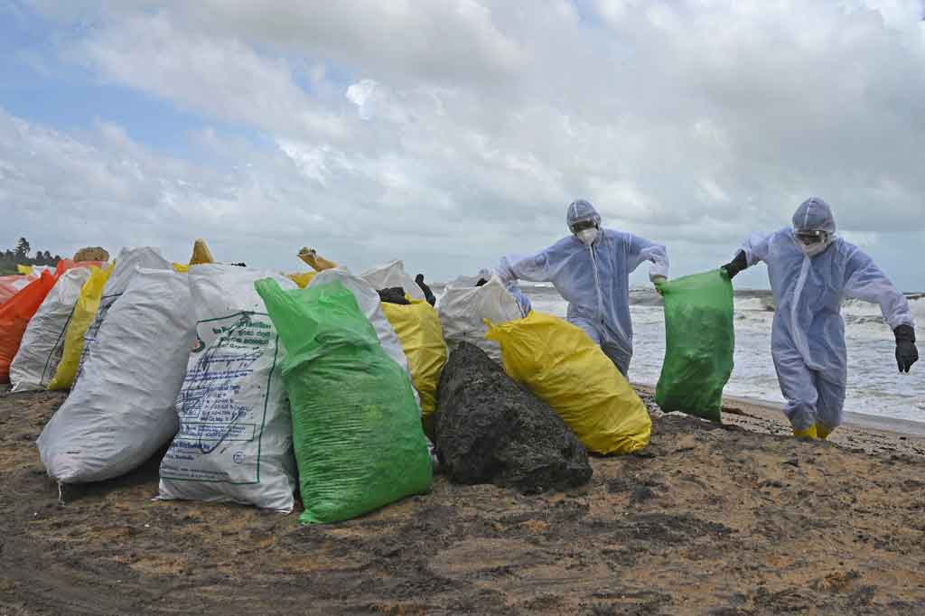 Pantai yang tertutup plastik, yang biasanya menjadi daya tarik bagi wisatawan dan dikenal sebagai pusat pemancingan, dinyatakan terlarang. 