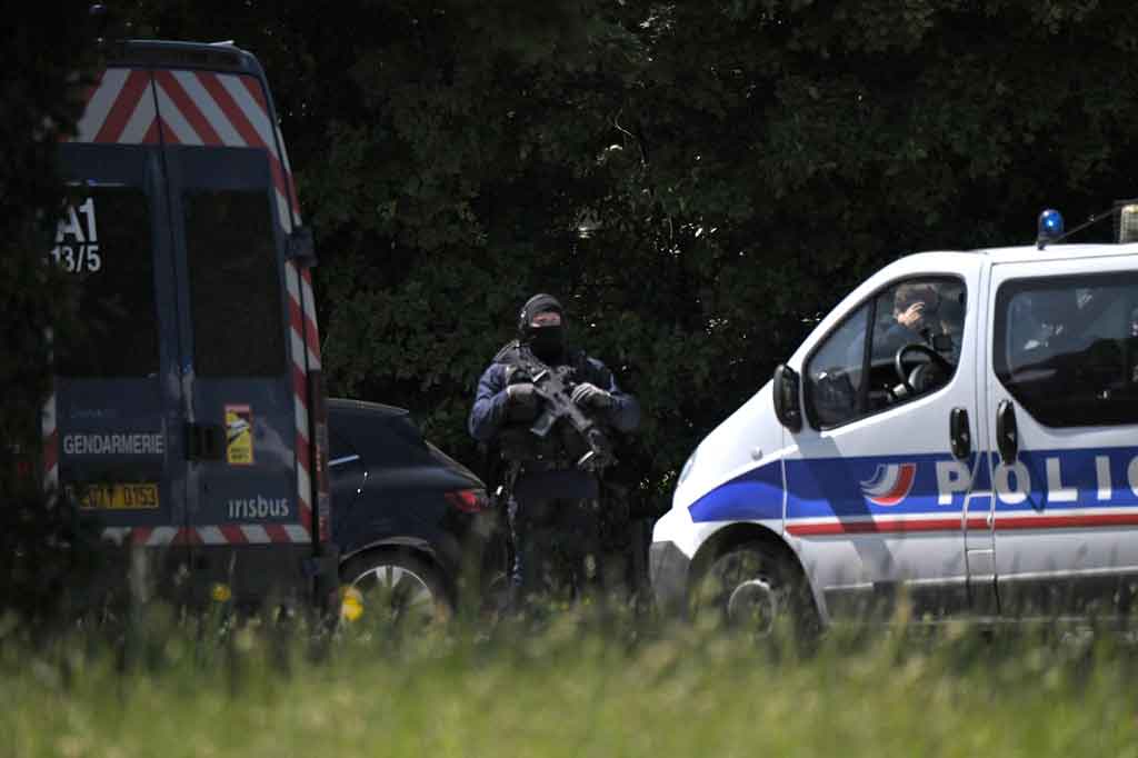 Polisi dan Gendarmeri terlihat di dekat lokasi di mana seorang polisi wanita diserang dengan pisau di La Chapelle-sur-Erdre, dekat Nantes, Prancis, Jumat, 28 Mei 2021.