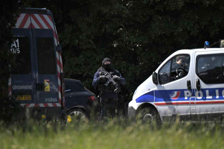 Polisi dan Gendarmeri terlihat di dekat lokasi di mana seorang polisi wanita diserang dengan pisau di La Chapelle-sur-Erdre, dekat Nantes, Prancis, Jumat, 28 Mei 2021.