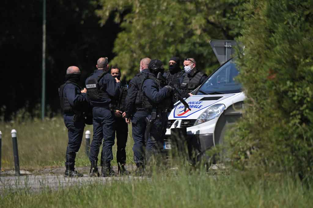 Kini polisi tengah melakukan pengrejaran terhadap tersangka yang melarikan diri setelah menyerang seorang polisi wanita dengan pisau di La Chapelle-sur-Erdre, dekat Nantes. Polisi mengirim 80n petugas untuk mengejarnya.