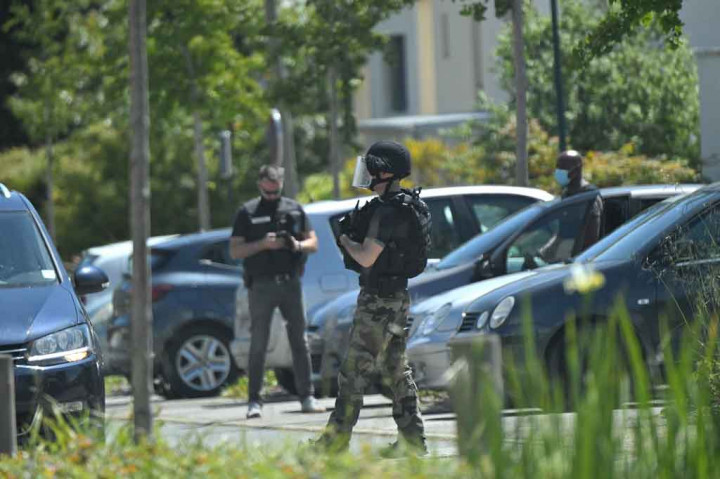 Seorang sumber yang dekat dengan penyelidikan mengatakan bahwa cedera polisi wanita itu mengancam nyawanya.