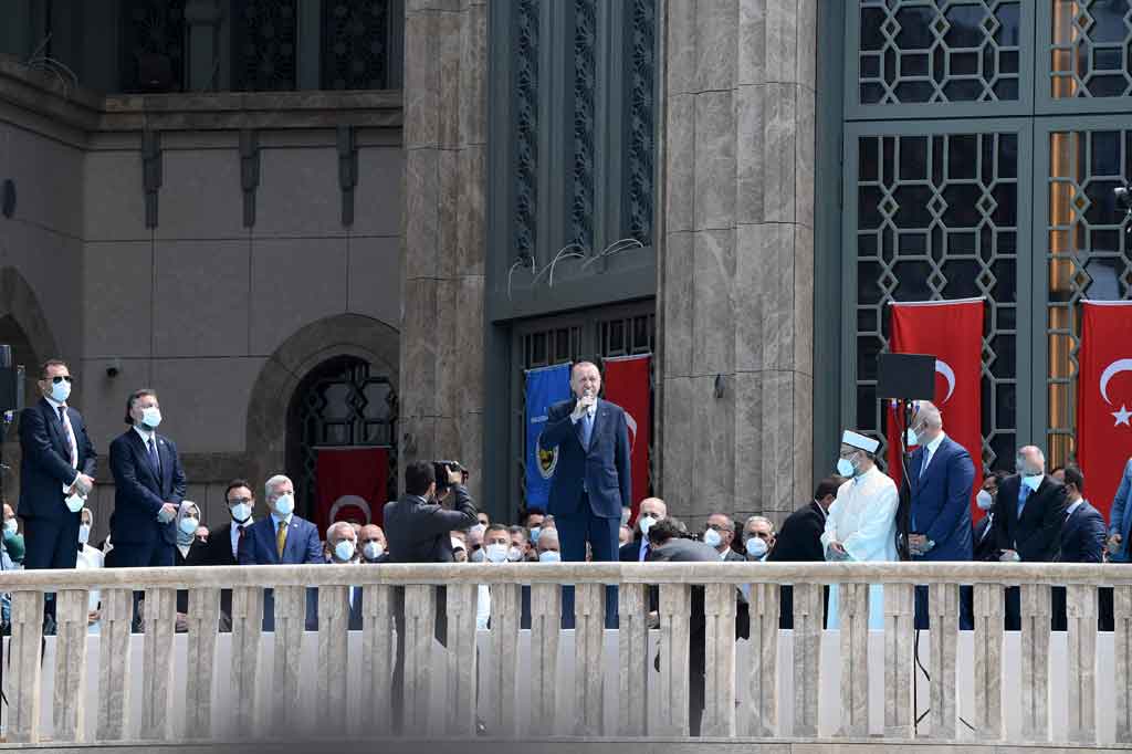 Presiden Turki Recep Tayyip Erdogan memberikan pidato setelah salat Jumat selama peresmian masjid berkapasitas 4.000 di alun-alun Taksim yang ikonik di Istanbul pada 28 Mei 2021.