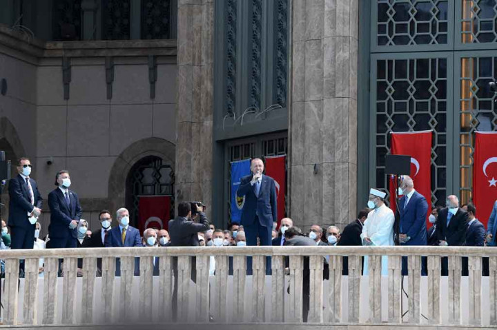 Presiden Turki Recep Tayyip Erdogan memberikan pidato setelah salat Jumat selama peresmian masjid berkapasitas 4.000 di alun-alun Taksim yang ikonik di Istanbul pada 28 Mei 2021.