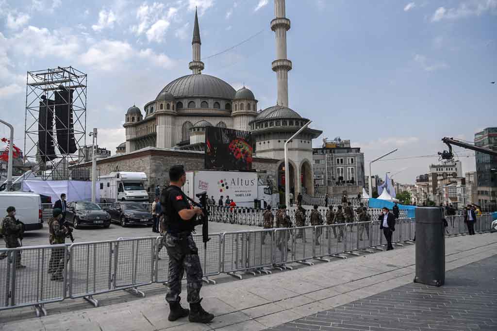 
Istanbul: 


Presiden Turki Recep Tayyip Erdogan meresmikan masjid pertama di Lapangan Taksim Istanbul yang populer pada hari Jumat, 28 Mei 2021. Peresmian tersebut terjadi delapan tahun setelah protes dimulai di sana yang mengguncang pemerintahannya.