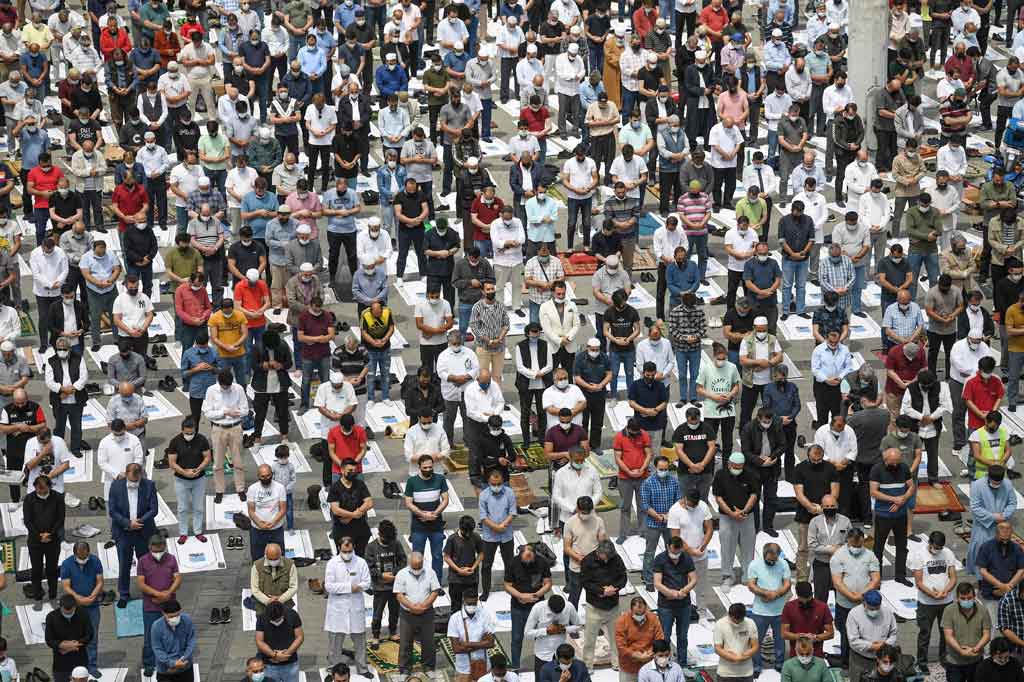 
Pembukaan masjid disambut dengan antusias. Ribuan orang harus rela salat Jumat di luar di alun-alun karena area dalam masjid telah penuh terisi.