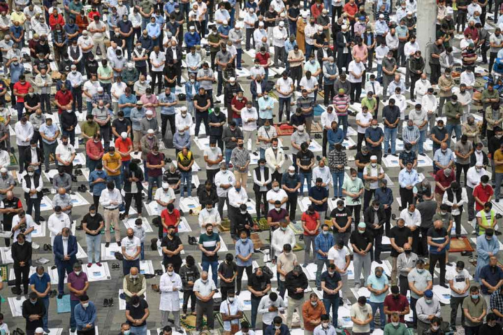 
Pembukaan masjid disambut dengan antusias. Ribuan orang harus rela salat Jumat di luar di alun-alun karena area dalam masjid telah penuh terisi.