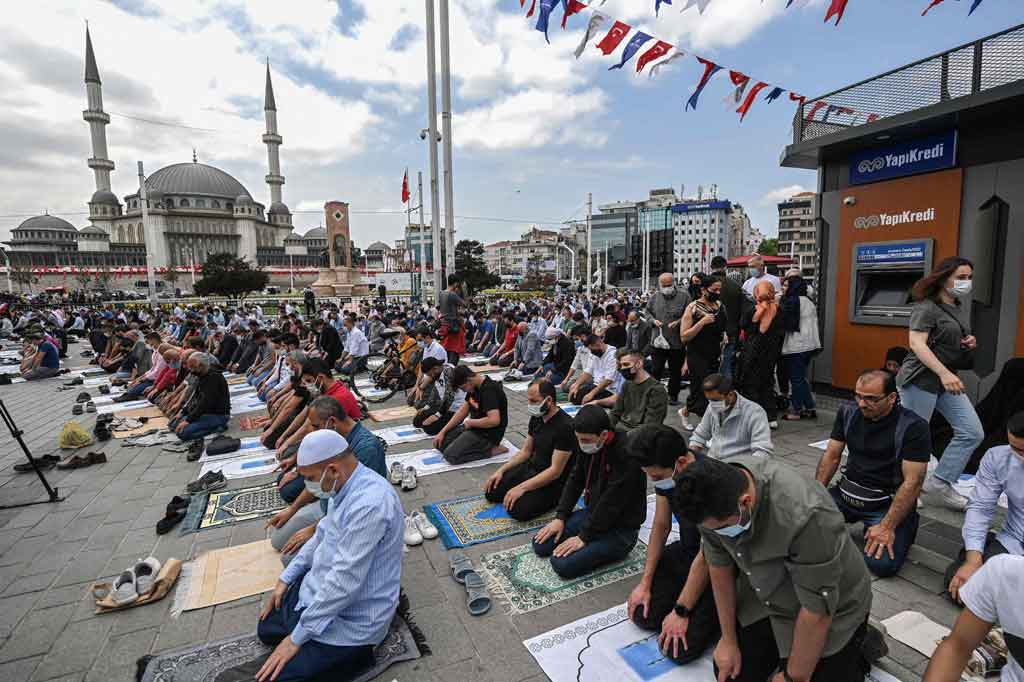 
Bangunan yang bisa menampung sebanyak 4.000 orang tersebut menggabungkan gaya Ottoman dengan fitur-fitur kontemporer.