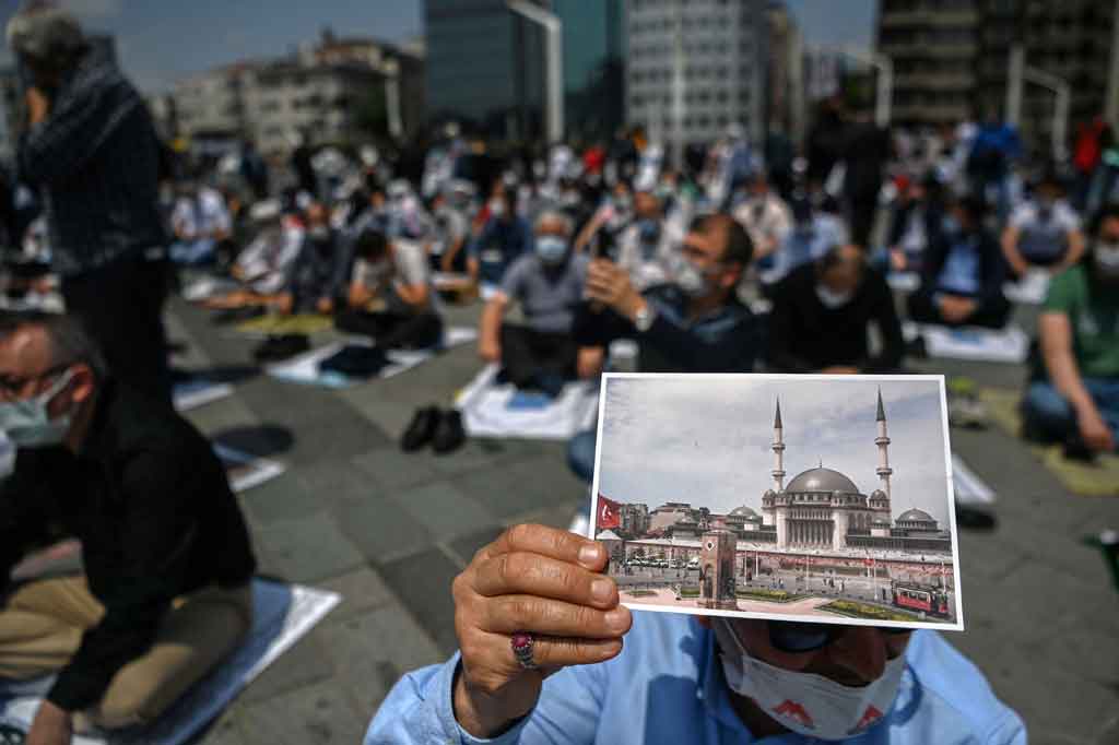 
Bangunan baru ini melampaui Monumen Republik di alun-alun yang menggambarkan tokoh-tokoh penting Perang Kemerdekaan Turki, termasuk Ataturk.