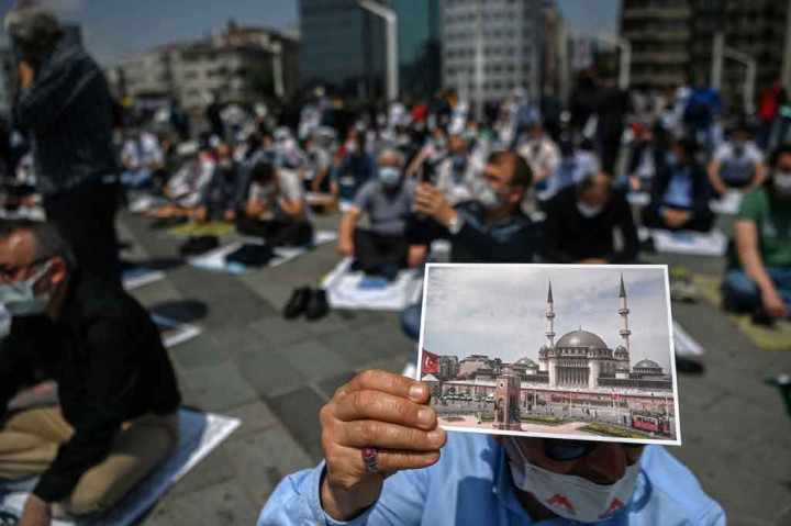 
Bangunan baru ini melampaui Monumen Republik di alun-alun yang menggambarkan tokoh-tokoh penting Perang Kemerdekaan Turki, termasuk Ataturk.