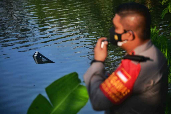 Sebuah helikopter latih jenis Robinson R44 jatuh di Danau Buperta Rawa Jemblung, Cibubur, Cimanggis, Kota Depok, Jawa Barat, Jumat, 28 Mei 2021 pagi.