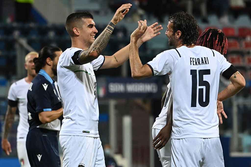 Bek Sassuolo Gian Marco Ferrari yang melakukan debut bersama Timnas Italia menggandakan kedudukan tiga menit kemudian. Skor 2-0 bertahan hingga jeda.