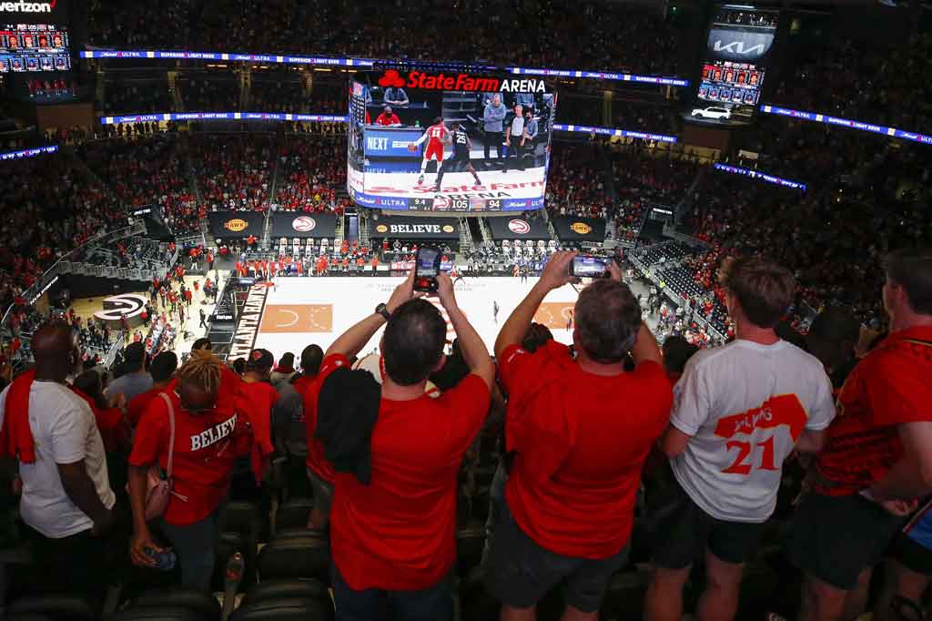 Penggemar berdiri dan bersorak saat detik-detik terakhir pertandingan antara New York Knicks dan Atlanta Hawks pada gim ketiga perempat final Wilayah Timur NBA di State Farm Arena, Atlanta, Georgia, pada Sabtu, 29 Mei 2021 WIB.