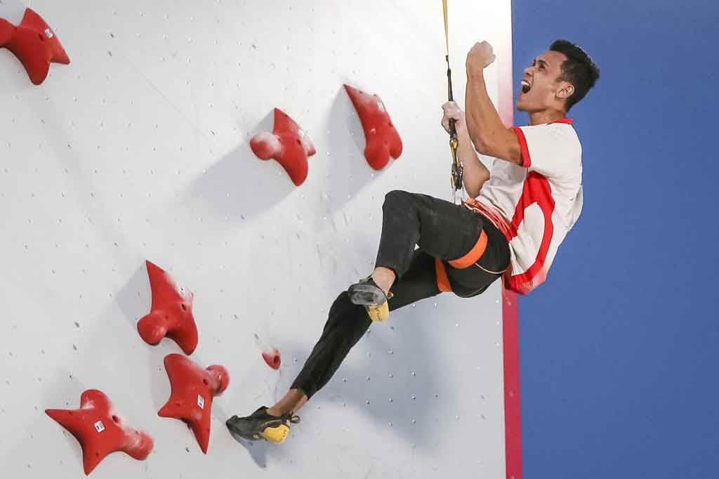 Atlet panjang tebing Indonesia Veddriq Leonardo melakukan selebrasi usai memenangi laga final kategori men's speed pada ajang IFSC Climbing World Cup di Industry SLC di Salt Lake City, Utah, Jumat, 28 Mei 2021 waktu setempat.