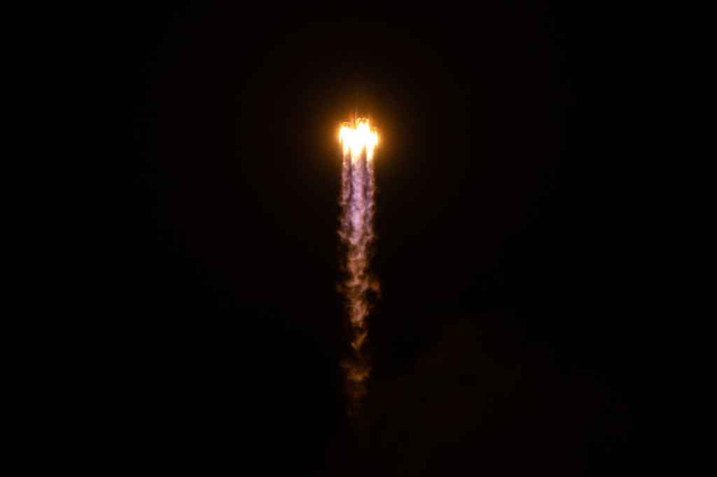 Perusahaan ini bersaing dengan miliarder Elon Musk dan Jeff Bezos dalam perlombaan untuk menyediakan internet cepat melalui satelit untuk wilayah terpencil dunia. Perusahaan Inggris ini merencanakan layanan internet komersial globalnya akan beroperasi tahun depan, didukung oleh sekitar 650 satelit.